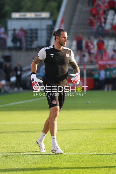 Torwart Jakob Golz (1; Rot-Weiss Essen) in Aktion