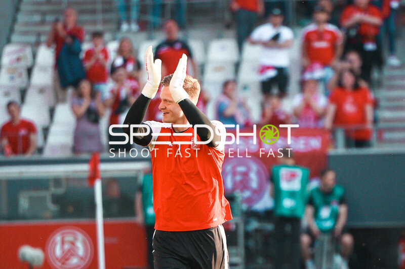 Torwart klatscht im Stadion