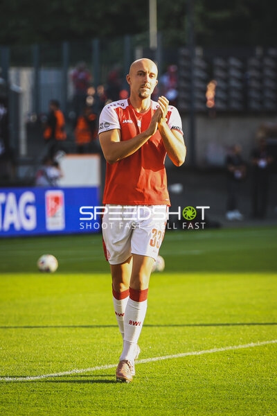 Spieler klatscht im Stadion