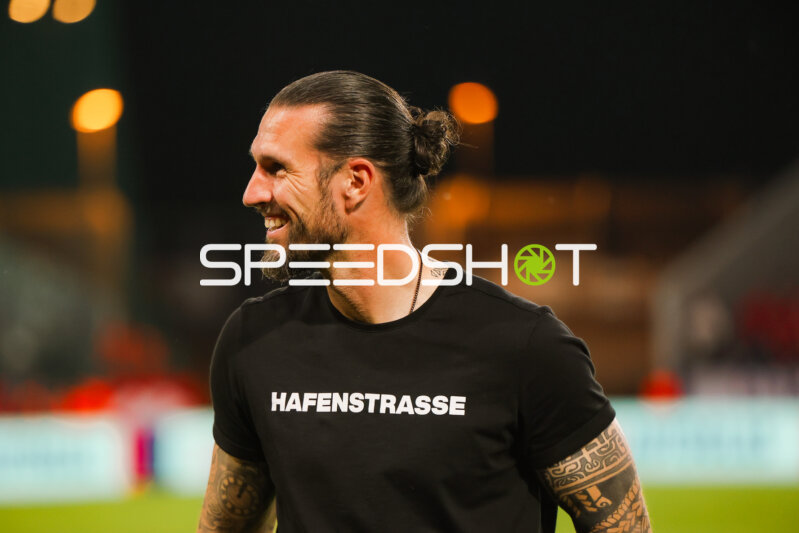 Person im Stadion an der Hafenstraße