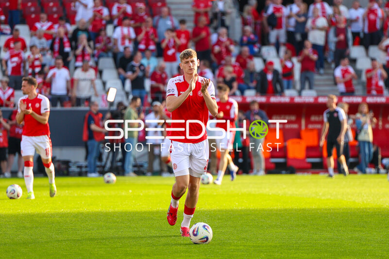 Spieler applaudieren im Stadion