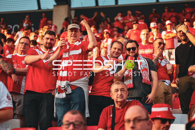 Fans feiern im Stadion