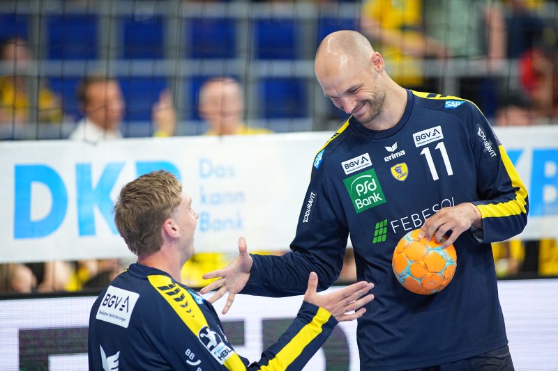 Daniel Pettersson (#11; SC Magdeburg) gratuliert Mitspieler
