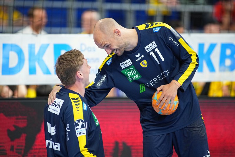 Daniel Pettersson (#11; Rhein Neckar Löwen) im Gespräch mit Mitspieler