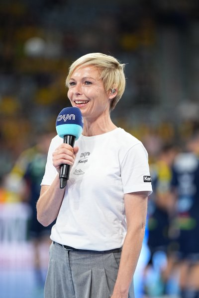 Anett Sattler (#505; DYN TV) bei TV-Interview