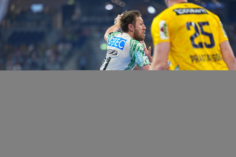 Albin Lagergren (#21; SC Magdeburg) im Zweikampf