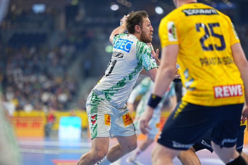 Albin Lagergren (#21; SC Magdeburg) im Angriff gegen Rhein Neckar Löwen