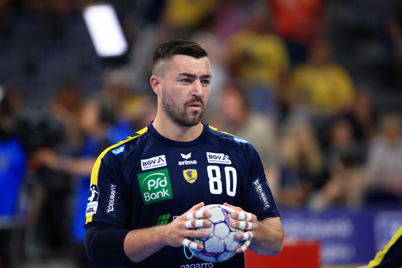 Jannik Kohlbacher (#80; Rhein Neckar Löwen) mit Ball in der Hand