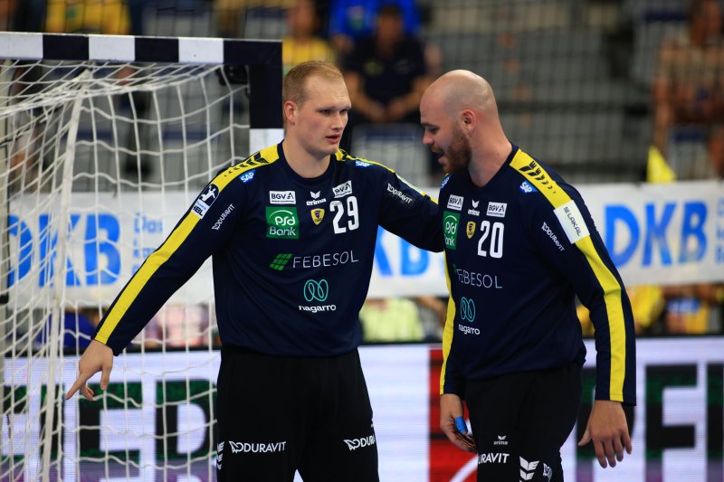 David Späth (#29; Rhein Neckar Löwen) im Gespräch mit Mike Jensen (#20; Rhein Neckar Löwen)