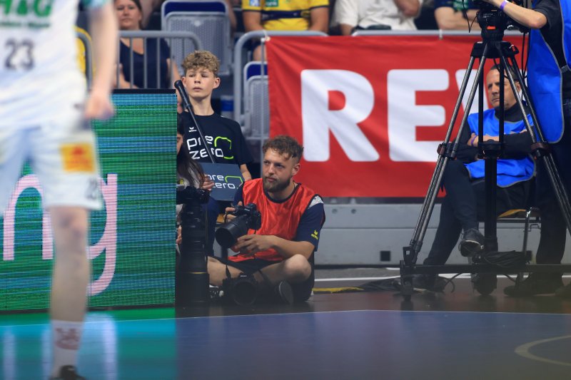 Max Krause (#104; Rhein Neckar Löwen) bei Fotografie-Arbeit