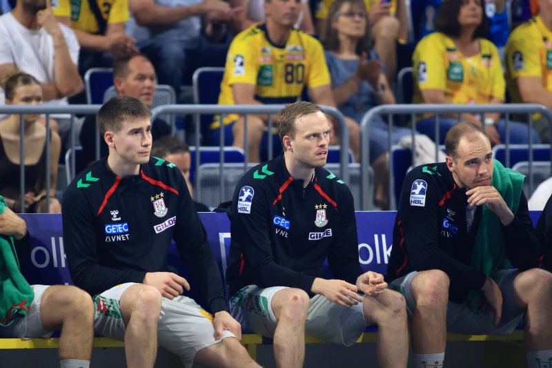 Manuel Zehnder (#8; SC Magdeburg) auf der Ersatzbank