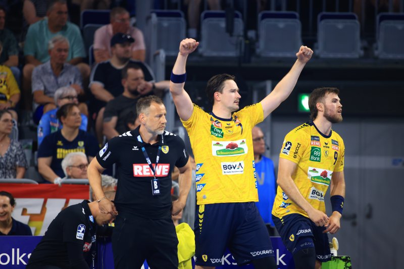 Steven Plucnar Jacobsen (#9; Rhein Neckar Löwen) jubelt mit Trainer Maik Machulla