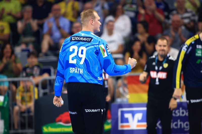 David Späth (#29; Rhein Neckar Löwen) jubelt nach erfolgreicher Parade