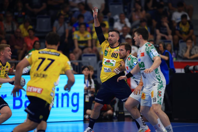 Jannik Kohlbacher (#80; Rhein Neckar Löwen) im Zweikampf