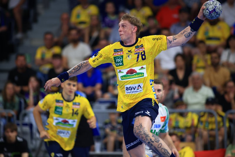 Edwin Aspenbäck (#78; Rhein Neckar Löwen) beim Sprungwurf