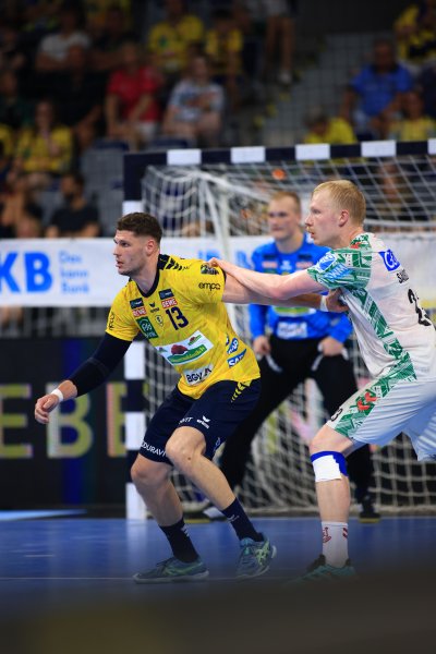 Sebastian Heymann (#13; Rhein Neckar Löwen) im Zweikampf