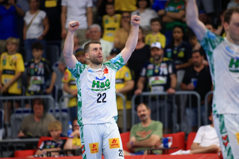 Lukas Mertens (#22; SC Magdeburg) jubelt mit erhobenen Fäusten