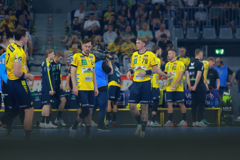 Patrick Groetzki (#24; Rhein Neckar Löwen) und Edwin Aspenbäck (#78; Rhein Neckar Löwen) in Spielpause