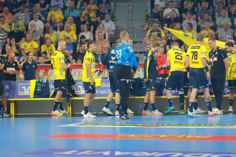 Maik Machulla (#999; Rhein Neckar Löwen) und Gino Steenaerts (#14; Rhein Neckar Löwen) bei Auszeit