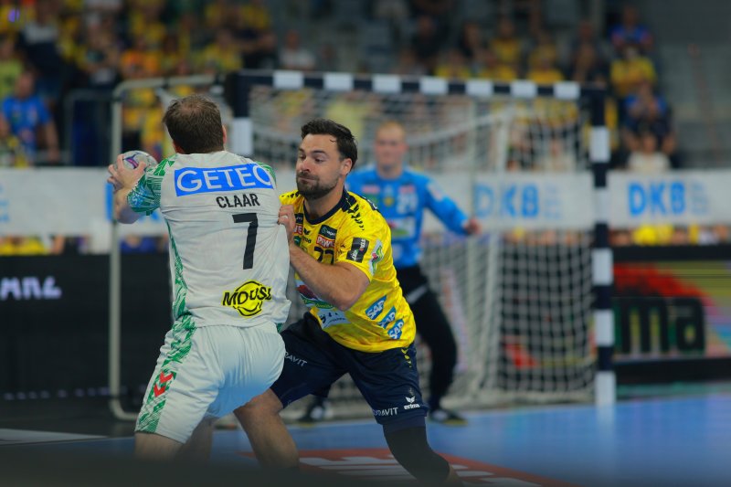 Felix Claar (#7; SC Magdeburg) im Zweikampf gegen Rhein Neckar Löwen