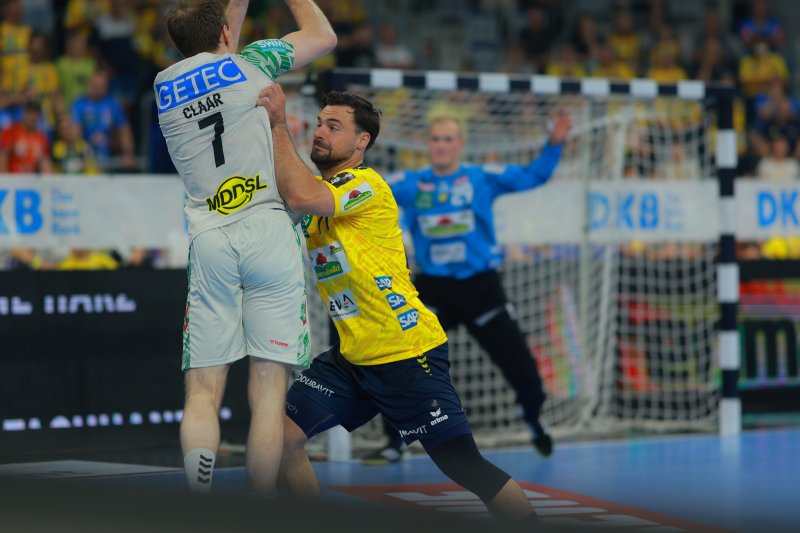 Felix Claar (#7; SC Magdeburg) im Zweikampf gegen Rhein Neckar Löwen