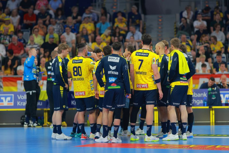Jannik Kohlbacher (#80; Rhein Neckar Löwen) und Robert Timmermeister (#7; Rhein Neckar Löwen) bei Teamkreis
