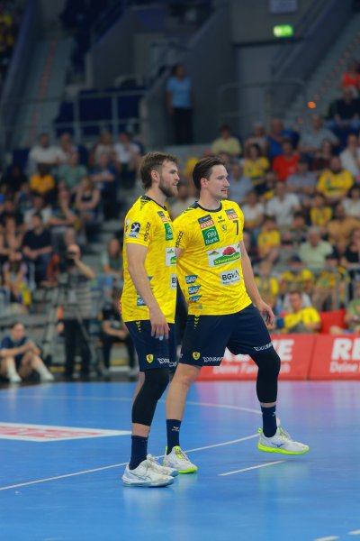 Steven Plucnar Jacobsen (#9; Rhein Neckar Löwen) mit Teamkollege