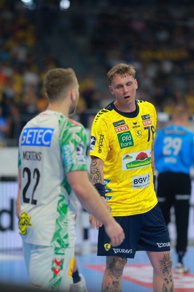 Edwin Aspenbäck (#78; Rhein Neckar Löwen) im Gespräch mit Lukas Mertens