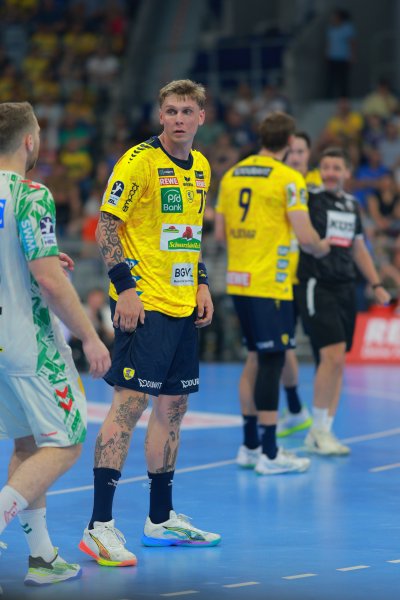 Edwin Aspenbäck (#78; Rhein Neckar Löwen) während Spielunterbrechung