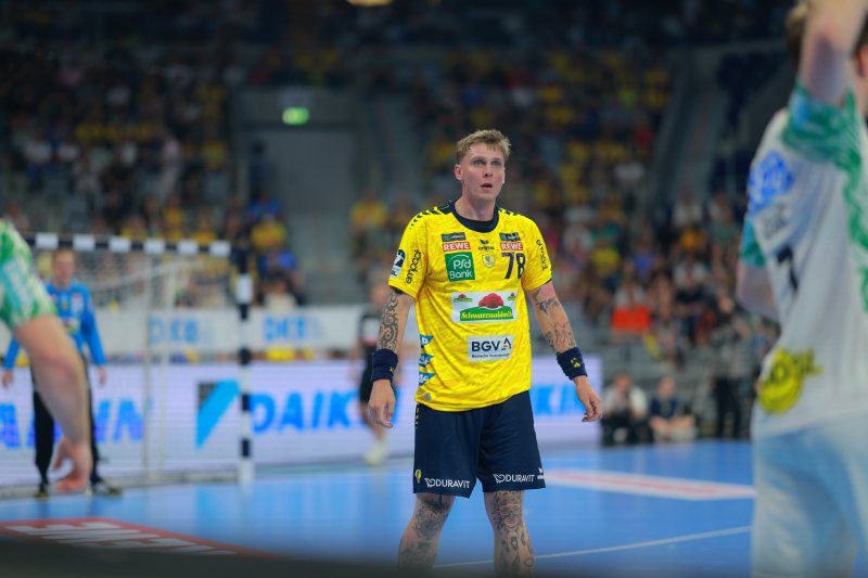 Edwin Aspenbäck (#78; Rhein Neckar Löwen) während Spielunterbrechung