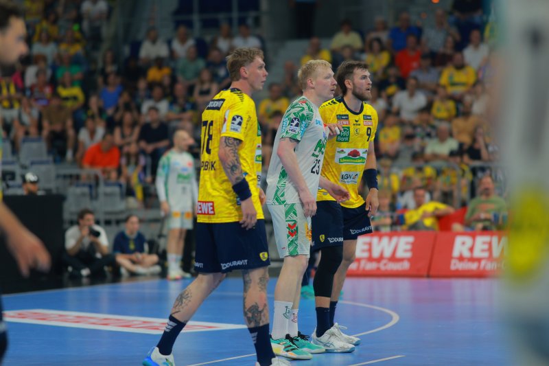 Steven Plucnar Jacobsen (#9; Rhein Neckar Löwen) im Zweikampf