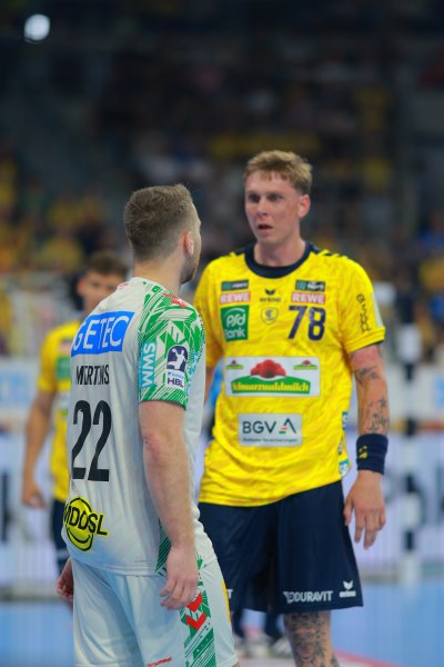 Edwin Aspenbäck (#78; Rhein Neckar Löwen) und Lukas Mertens (#22; SC Magdeburg) im Gespräch