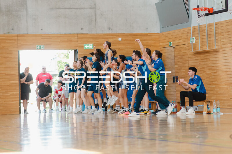 Basketballteam in Trainingspause in Stuttgart-Sporthalle