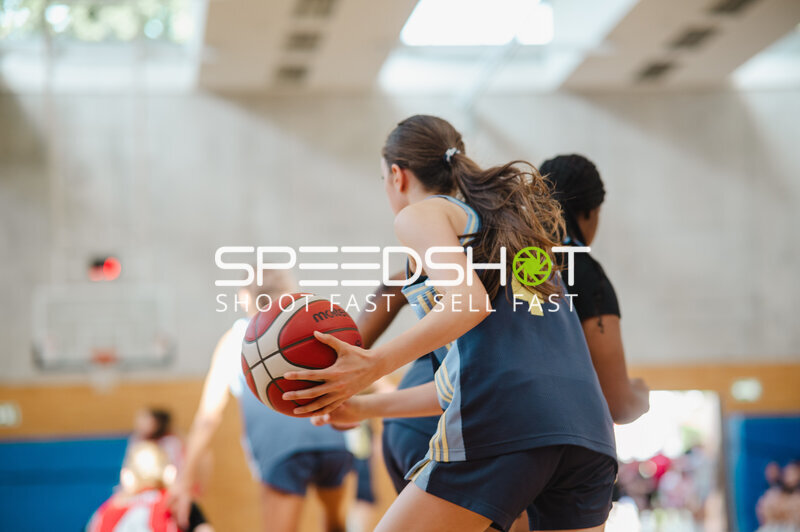 Basketballerin mit Ball in Spielszene Stuttgart