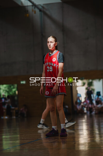 Spielerin (#39; Stuttgart) während Basketballspiel in der Halle