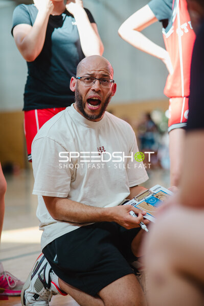Trainer beim Basketball-Training in Stuttgart
