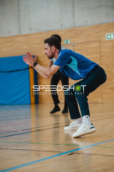 Basketballspieler in Abwehrhaltung auf dem Spielfeld Stuttgart
