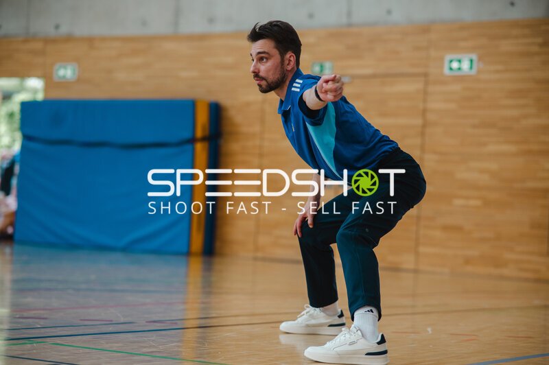 Spieler in Abwehrhaltung während Basketball-Training in Stuttgart
