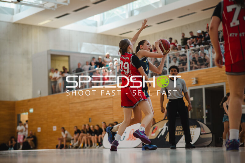 Basketballspielerin mit Ball in Stuttgart-Arena