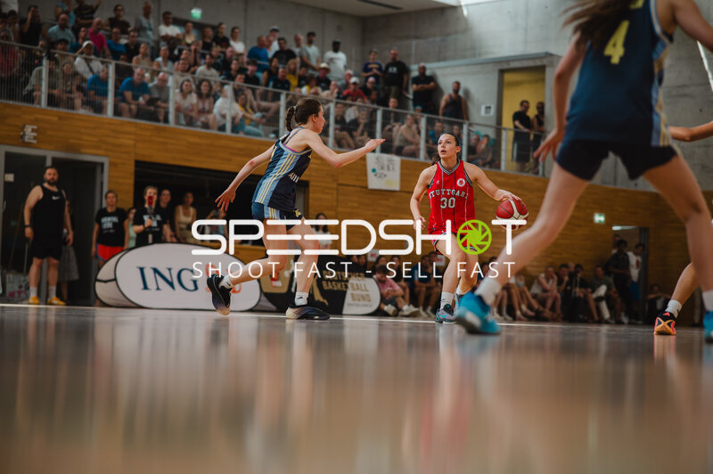 Spielszene beim Damensportspiel Stuttgart mit Ballführung und Abwehr