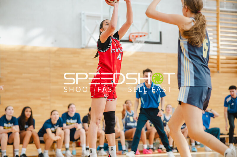 Spielerin (#4; Stuttgart) bei Drei-Punkt-Wurf