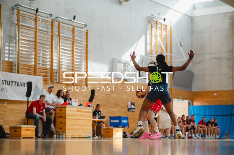 Basketballspielerin (#11) beim Passspiel in der Stuttgarter Halle