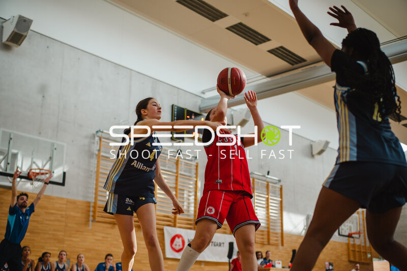 Spielszene beim Damen-Basketball in Stuttgart
