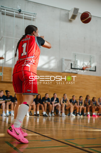 Spielerin (#1) beim Sprungwurf in Stuttgart