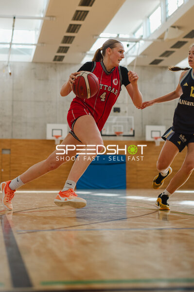 Spielerin (#4; Stuttgart) im Ballhandling gegen Verteidiger