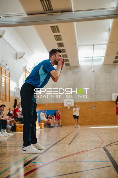 Trainer bei Anleitung während Basketballtraining in Stuttgart