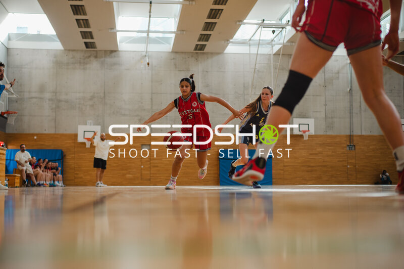 Basketballspiel in Stuttgart mit Dribbler im roten Trikot
