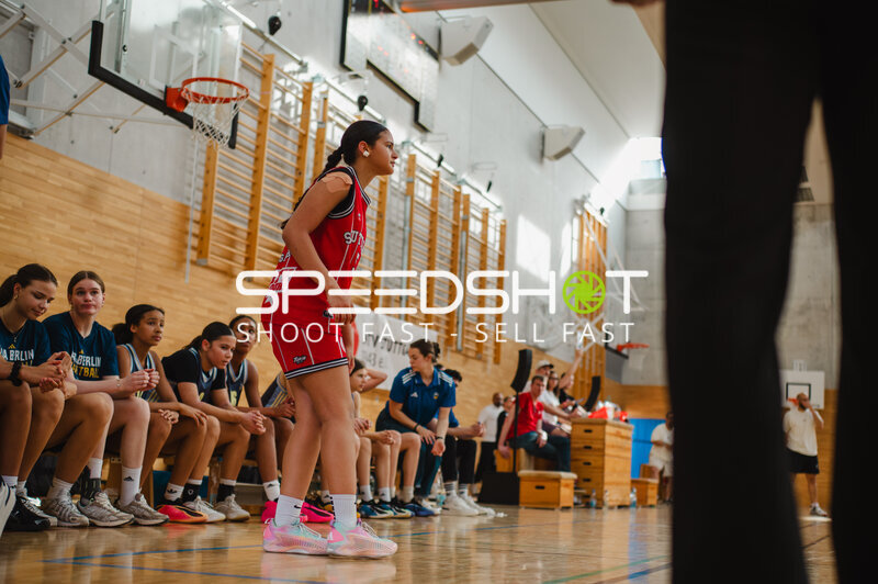 Spielerin in rotem Trikot bei Basketballspiel in Stuttgart