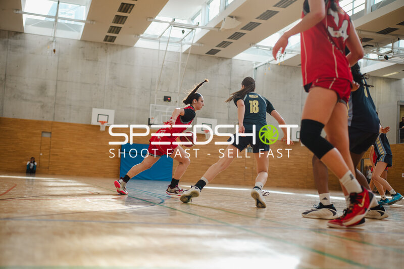 Basketballspielerin im roten Trikot bei Dribbel-Aktion in Stuttgart