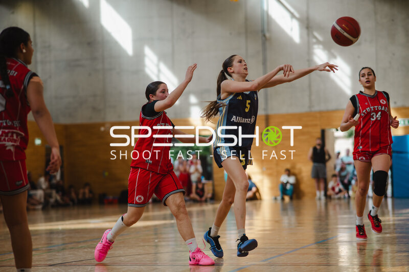 Spielerin (#5; Allianz) beim Passspiel gegen Stuttgarter Team